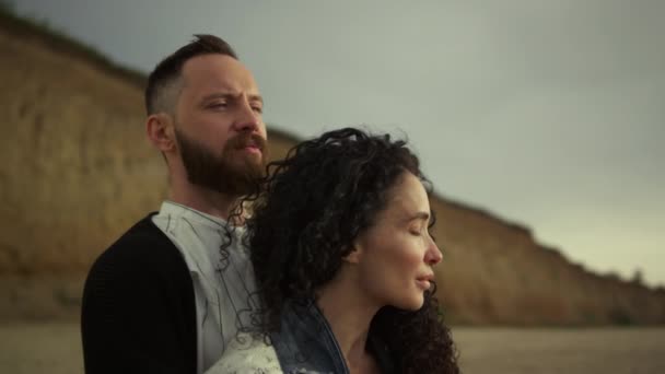 Coppia godendo di spiaggia al tramonto. Partner romantici che abbracciano la costa del mare. — Video Stock