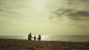 Deniz kıyısını yöneten ebeveynleri var. Küçük aile gün batımında sahilde yürümeyi sever..