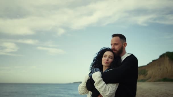 Romantische Menschen, die sich am Strand umarmen. Ruhiges Paar zeigt Liebe zur Natur. — Stockvideo