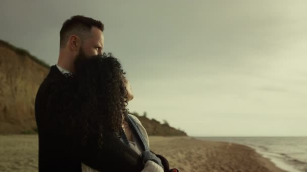 Romantisch koppel knuffelen samen op zee strand. Twee geliefden genieten van date aan de kust — Stockvideo