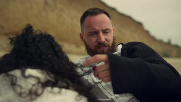 Couple calme se détendre ensemble sur la plage de la mer pique-nique. Homme touchant les cheveux de petite amie. — Video