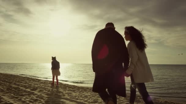 La gente calma gode la vacanza alla spiaggia di mare di tramonto. Famiglia amante della natura tranquillità. — Video Stock