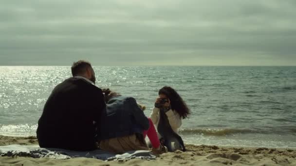 家族は休暇中にビーチ写真を楽しむ。海の波の海岸でカメラをポーズ. — ストック動画