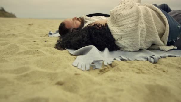 Liefhebbers genieten van het strand aan zee. Chill paar ontspannen rusten op zand kust. — Stockvideo