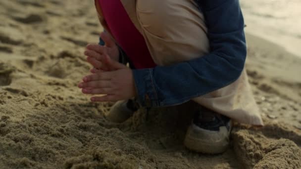 孩子们在海边玩沙滩沙子。小女孩在海滨度假玩得很开心. — 图库视频影像