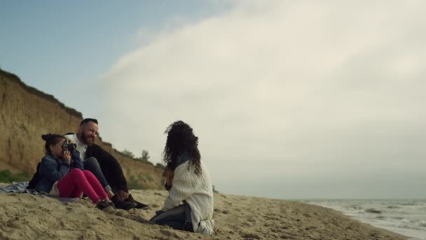 Família desfrutar de praia photosession juntos no mar. Mãe pai garoto se divertir lá fora. — Vídeo de Stock