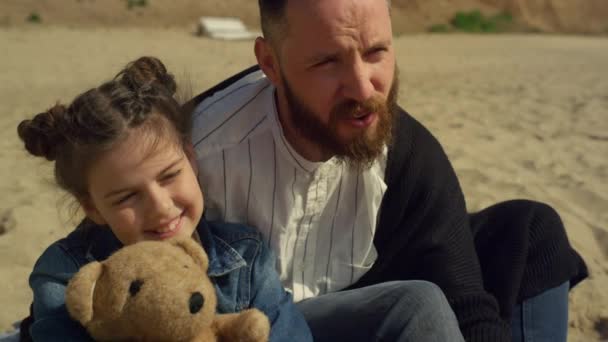 Papa Kind verbringt Zeit zusammen am Sandstrand Meer. Familie entspannt in den Urlaub. — Stockvideo