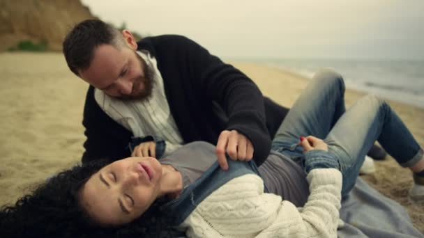 Sensual pareja relajante playa. Bonitos amantes mintiendo disfrutando de la luna de miel en la naturaleza — Vídeo de stock