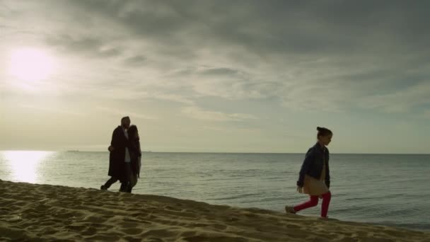 Alegre familia caminando costa puesta del sol mar playa. Mamá papá niño disfrutar de la naturaleza paisaje — Vídeo de stock