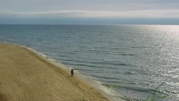 Ondas oceânicas calmas colidem na paisagem da natureza. Casal correndo fundo praia mar. — Vídeo de Stock