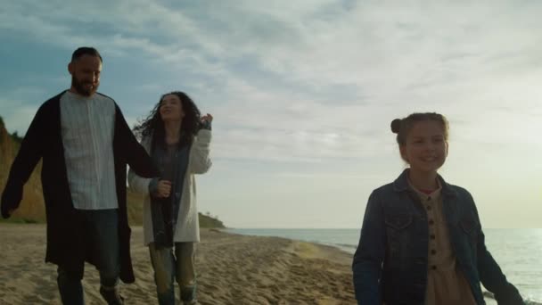 Spannende familie liefdevolle strand natuur door zonsondergang zee. Gelukkige mensen groep wandeling kust. — Stockvideo