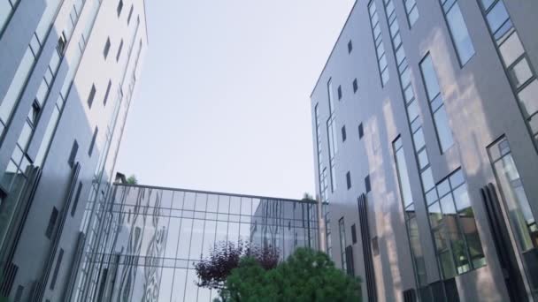 Európai üzleti központ külseje napkeltekor. Vidéki kert zöld fákkal — Stock videók
