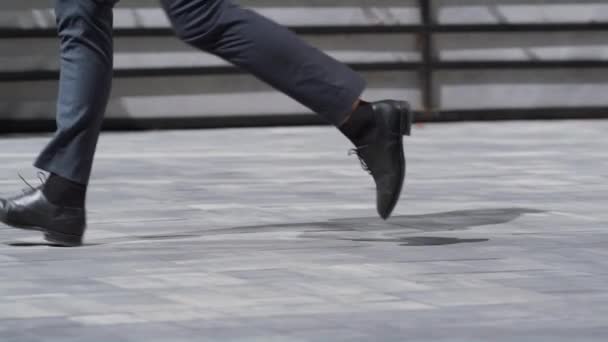 Obchodník nohy běží City Street v černých botách detailní up. Ranní dojíždění — Stock video