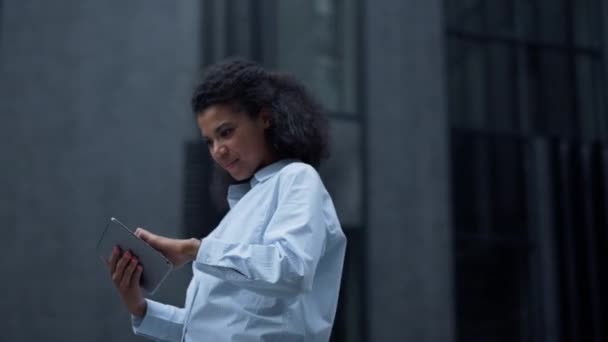 Portré menedzser megérinti tabletta képernyő dolgozik a szabadban távolról a belvárosban. — Stock videók