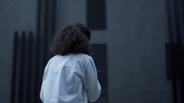 Modern binada konuşan odaklanmış iş kadını. Kendine güvenen yönetici