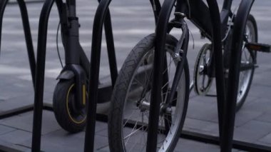 Kapalı otoparkta duran elektrikli scooter bisikleti. Şehir taşınabilirliği