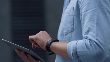 Erkek eller dijital tablet bilgisayarı tutuyor. Yönetici çevrimiçi çalışıyor.