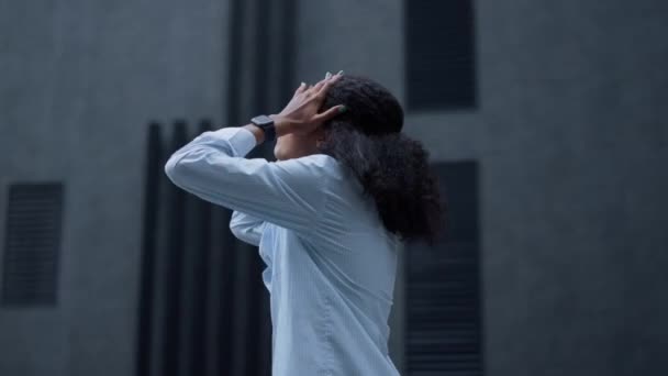 Stressad affärskvinna gråter utomhus porträtt. Olycklig frustrerad kvinna. — Stockvideo