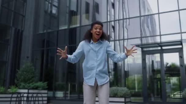 現代のビジネスセンターの庭で一人で踊る勝利を祝う幸せな女性. — ストック動画