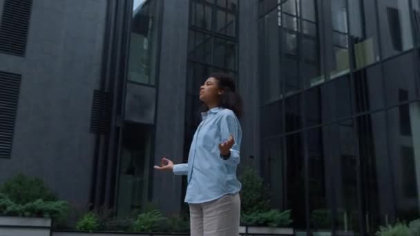 Gestresster Manager beim Meditieren im Bürogebäude im Freien. Konzepte für die Zukunft. — Stockvideo