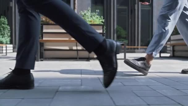 Closeup corporate mensen benen lopen in het centrum op zonnige dag. Stad levensstijl. — Stockvideo