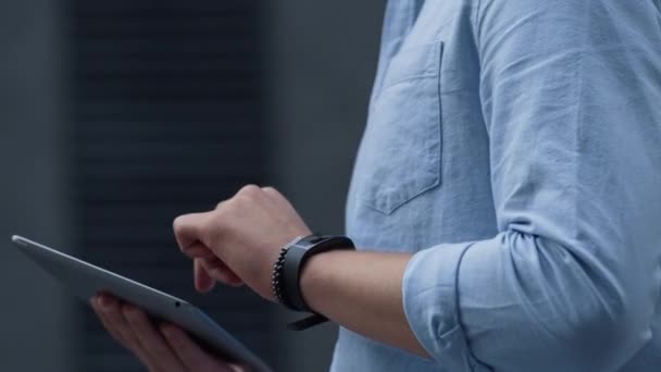 Mužské ruce drží digitální tablet počítače zblízka. Správce pracující online. — Stock video