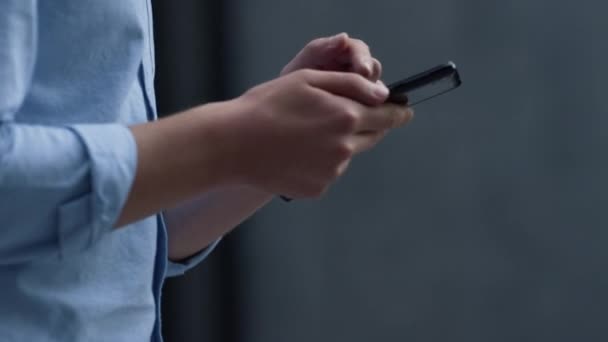 Manos de hombre deslizando teléfono inteligente con el dedo cerca. Gerente trabajando al aire libre. — Vídeos de Stock