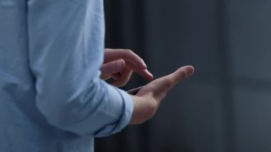 İş adamı elleri şehir merkezindeki kapalı alanda tablet kullanıyor. Yönetici e- postaları kontrol ediyor.