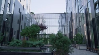 Modern cam bina dışı. Panorama pencereleri sabahları açık gökyüzünü yansıtıyor