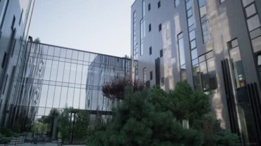 Sabah güneşinde modern ofis binası cephesi. Gelecekçi mimari.
