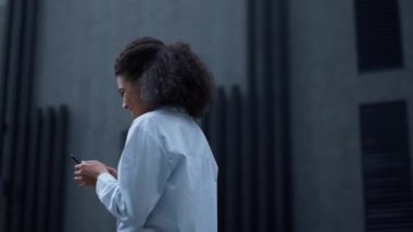 Neşeli kadın telefonda iyi haberler okuyor. Neşeli menajer terfi alıyor..