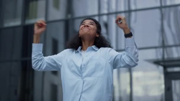 在现代玻璃建筑庆祝胜利的兴奋女人。成就喜悦 — 图库视频影像