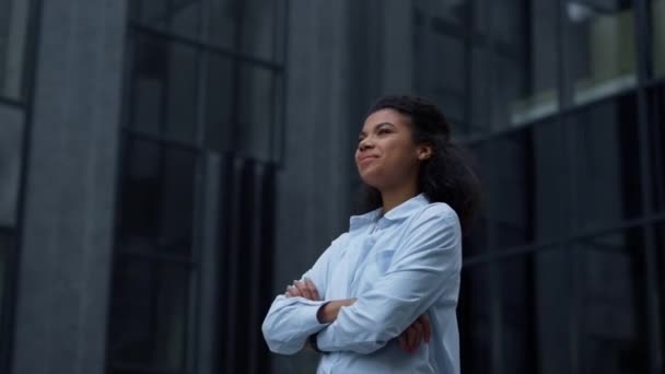 Proud woman standing alone outdoors portrait. Girl pose inspect modern building. — Stock Video