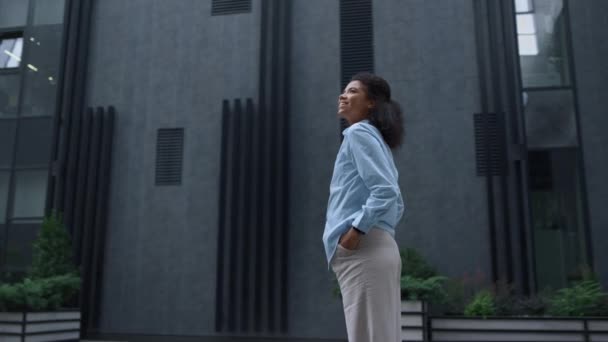 Smilende forretningskvinde stående i centrum. Afslappet manager inspicere haven – Stock-video