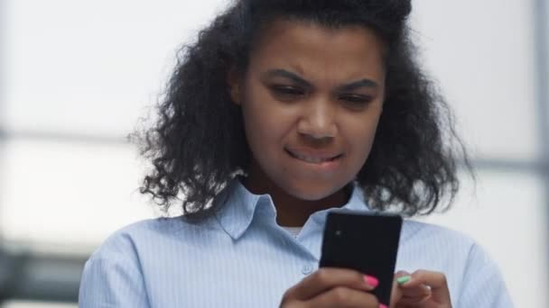 Mujer reflexiva mensajes de texto amigo posan en primer plano de la oficina. Comunicación en línea. — Vídeo de stock