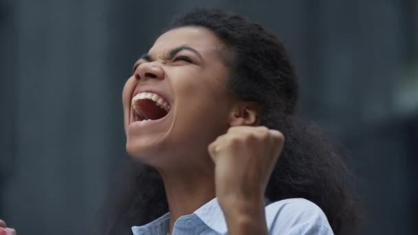 Mujer feliz celebrando el éxito de pie en el edificio de oficinas solo primer plano — Vídeo de stock