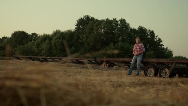 Αγρότης πεδίο εργασία σιτάρι σε μηχανή αγροτική περιοχή άποψη. Έννοια των γεωργικών επιχειρήσεων. — Αρχείο Βίντεο