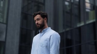 Resimli düşünceli iş adamı kameraya bakıyor. Sinirli yönetici yalnız poz verir