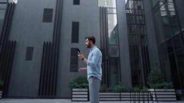 Ofis bölgesinde daktilo eden yakışıklı bir adam. Sosyal ağ