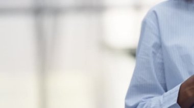 Açık havada akıllı telefon kullanan kadın eller, yakın plan. Genç uygulamalar kullanıcı kavramı