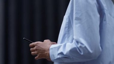 Yakın çekim elleri şehir merkezinde akıllı telefonu tutuyor. Dışarıdaki sosyal ağlar