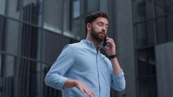 Attraktiv man som avslutar telefonsamtal utanför kontoret. Allvarlig kund förkastar projekt. — Stockvideo