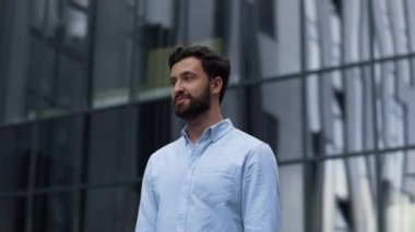 Portre başarılı sakallı iş adamı modern iş merkezinde duruyor..