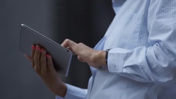 Les mains féminines touchent l'écran du coussin extérieur en gros plan. Femme d'affaires travaille à distance. — Video