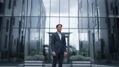 Ciddi bir iş adamı şehir merkezini teftiş ediyor. Başarı konsepti