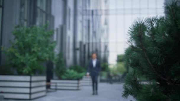 Attraktiv affärsman går ensam i centrum. Modernt kontor i glas — Stockvideo