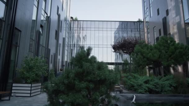Düzenli bahçeli modern cam ofis kompleksi. Gelecekçi mimari — Stok video