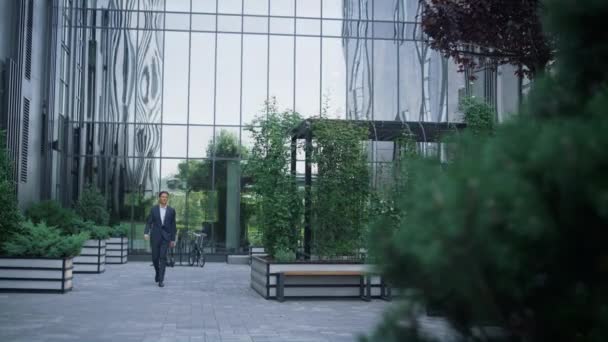 Sebevědomý podnikatel kráčí po zahradě v obchodním centru sám. Rekreační místo. — Stock video