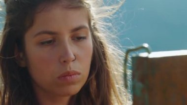 Düşünceli sanatçı dudağını ısırıyor. Yaratıcı ressam açık havada resim çizmeyi seviyor.