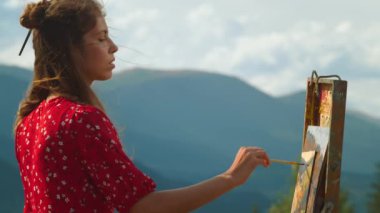 Meditasyon yapan ressam yaz dağlarında resim çiziyor. Kapanış sanatçısı resmi